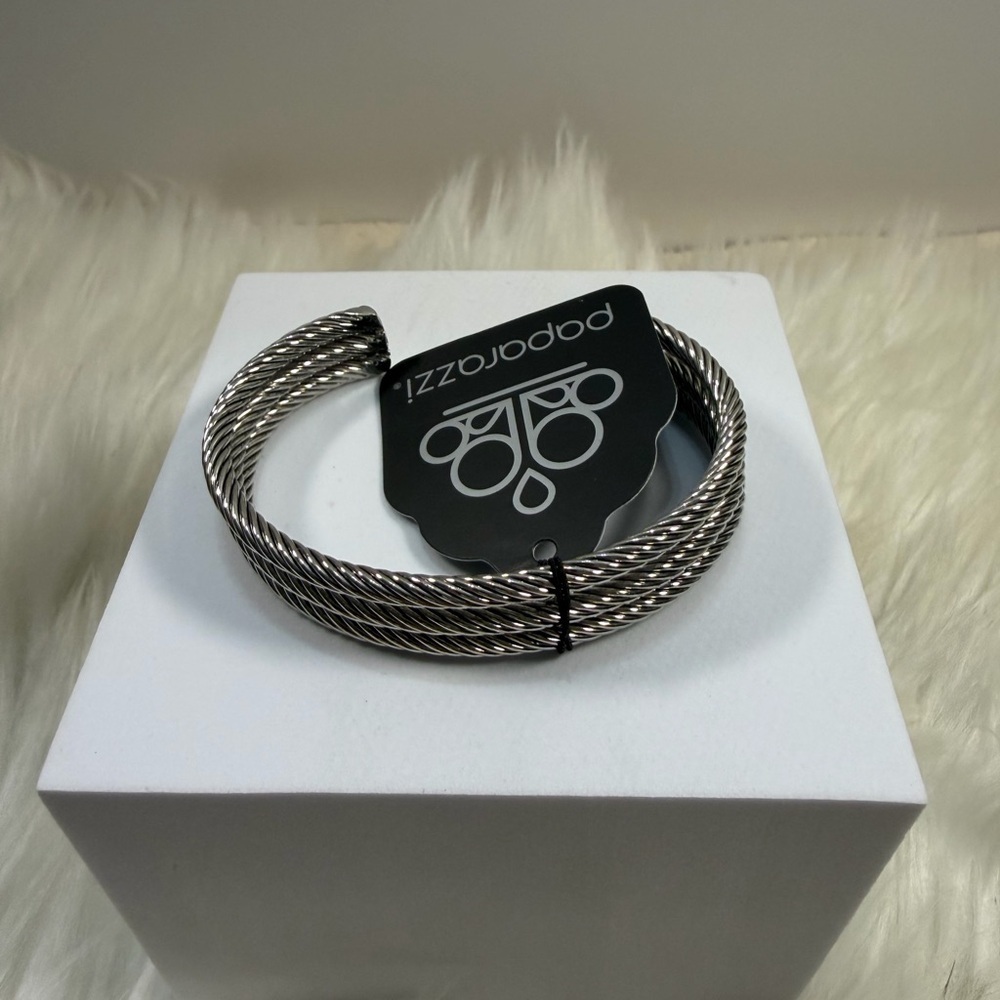 🩷5/$10🩷Paparazzi Silver Twisted Cable Cuff Bracelet